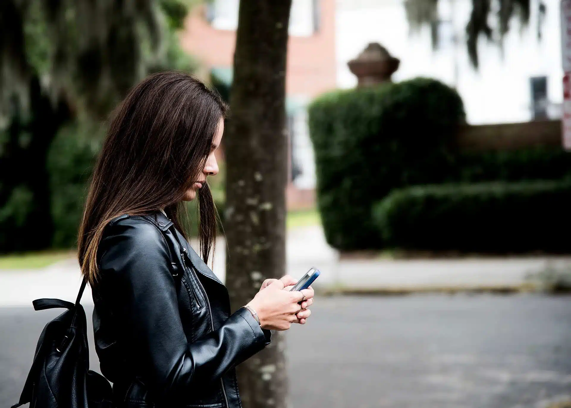 how to text a guy first without sounding desperate