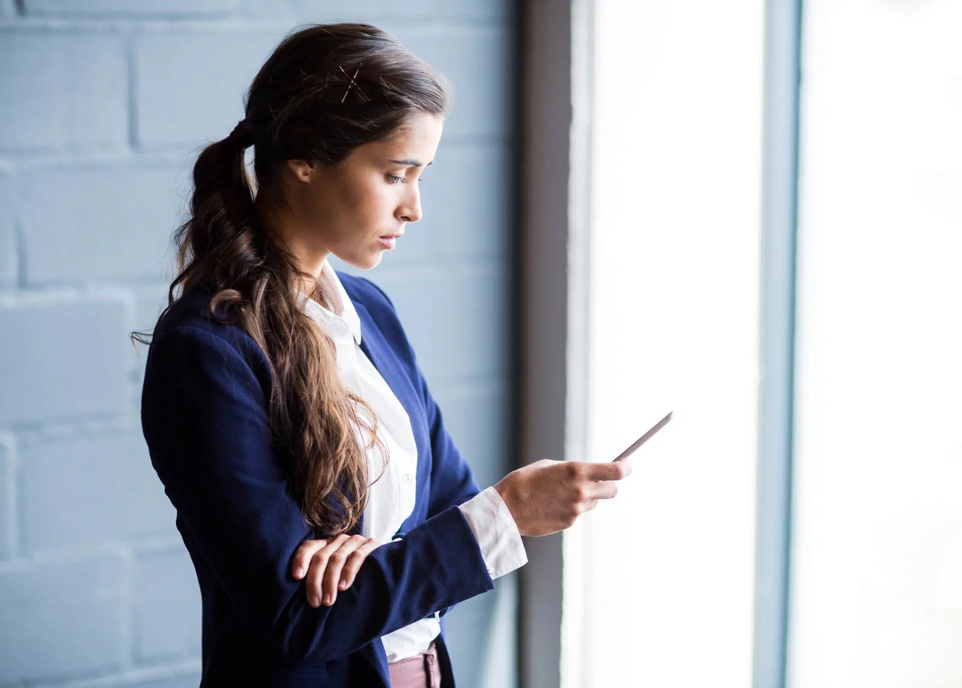 young woman wondering why guys dont call when they like you